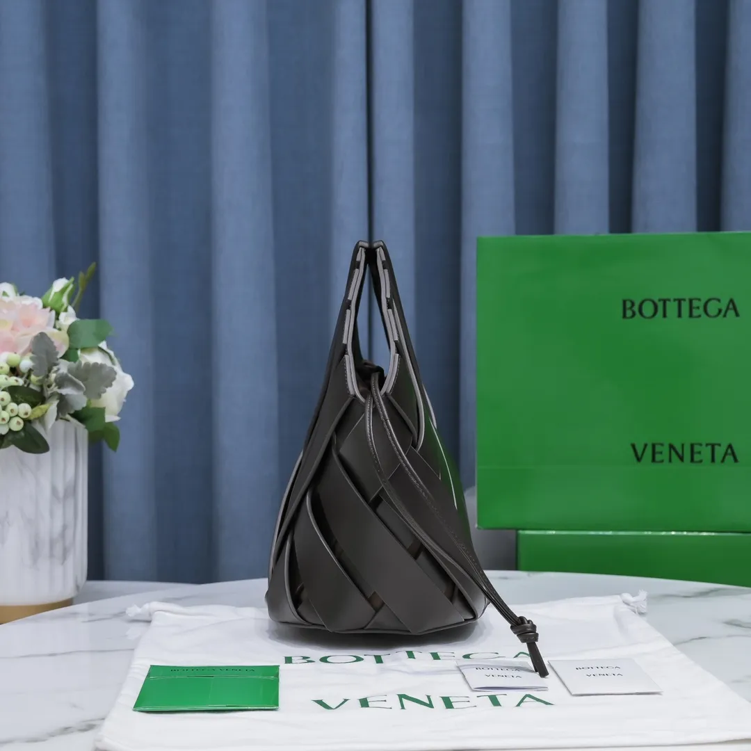 #B家 🔥4042 new autumn and winter styles are here! This is a creative handbag that looks super high-end. French calfskin scissor handbag. The inner bag can be actively used separately. Paper nylon drawstring bag. Magnetic handle opening and closing makes the whole bag calm and practical. Innovative concepts and classics coexist, making you feel the modern realm of art and elegance. Size 31x30.5x17.5, model: 6610#